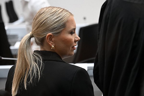 Die Schwester Eve Laur des getöteten Polizisten Rouven Laur verfolgte die Urteilsverkündung. - © Marijan Murat/dpa