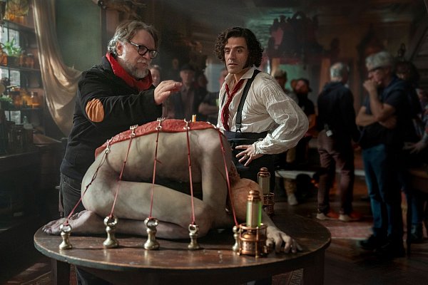 Guillermo del Toro und Oscar Isaac am Set von «Frankenstein». - © Ken Woroner/Netflix via AP/dpa