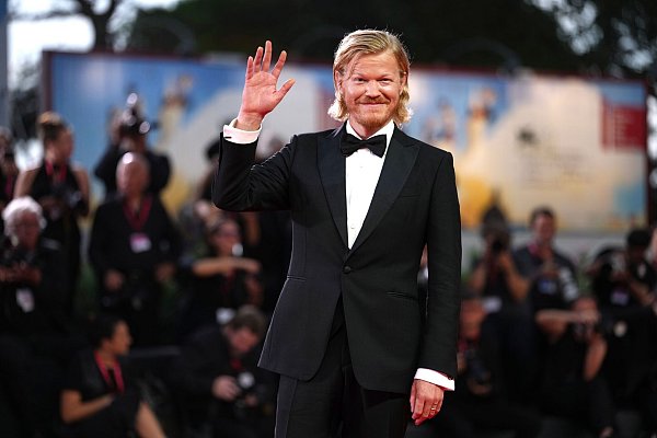 Jesse Plemons ist in «Bugonia» als garstiger Verschwörungsideologe zu sehen. - © Scott A Garfitt/Invision/AP/dpa