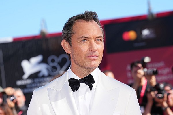 Jude Law vor der Premiere am Festivalpalast. - © Scott A Garfitt/Invision/AP/dpa