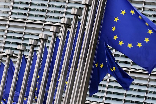 Die EU-Kommission leitet nach eigenen Angaben nun eine tiefgreifende Untersuchung gegen Deutschlands wertvollstes Unternehmen ein. (Archivbild) - © Virginia Mayo/AP/dpa