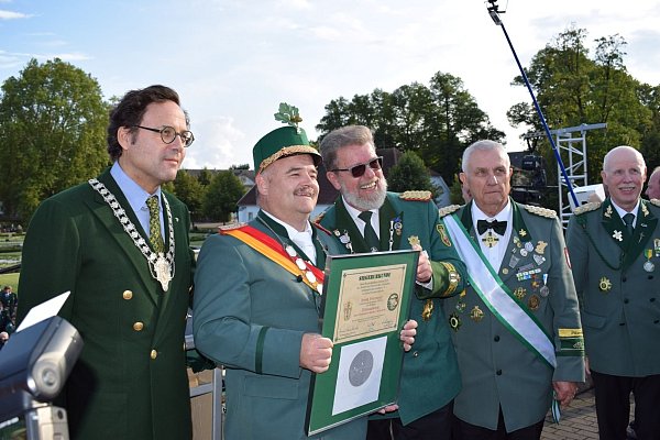 Neuer Paderborner Diözesankönig: Emanuel Prinz zu Salm-Salm (Hochmeister, v.l.), Bernd Petermeier, Köng der Bruderschaft Schützenverein Benhausen und Emil Vogt (Bundesschützenmeister) freuen sich über die Ehre. - © Anja Ebner