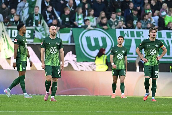 Bild mit Symbolcharakter: Enttäuschte Spieler des VfL Wolfsburg - © Swen Pförtner/dpa