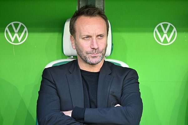Muss viel nachdenken: VfL Wolfsburgs Sportchef Sebastian Schindzielorz - © Swen Pförtner/dpa