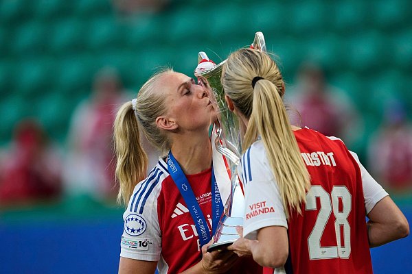 Mit dem FC Arsenal gewann Ilestedt, hier links im Bild, in der vergangenen Saison die Champions League. (Archivbild) - © Armando Franca/AP/dpa