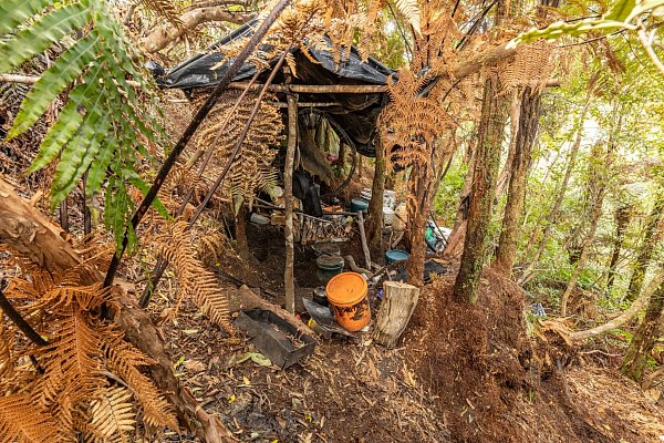 Das Camp war extrem gut versteckt. - © NZ Police/dpa