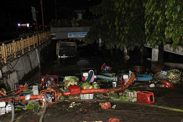 Die Schäden auf der beliebten Urlaubsinsel sind groß. - © Uncredited/National Disaster Management Agency/dpa