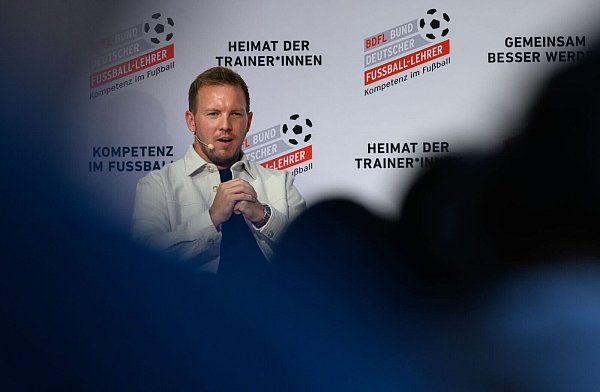 Bundestrainer Julian Nagelsmann erklärt seine Vorstellung für die künftige DFB-Auswahl. - © Hendrik Schmidt/dpa