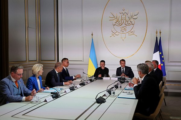 Die Beratungen über die militärische Unterstützung der Ukraine laufen seit Monaten. - © Ludovic Marin/Pool AFP/AP/dpa