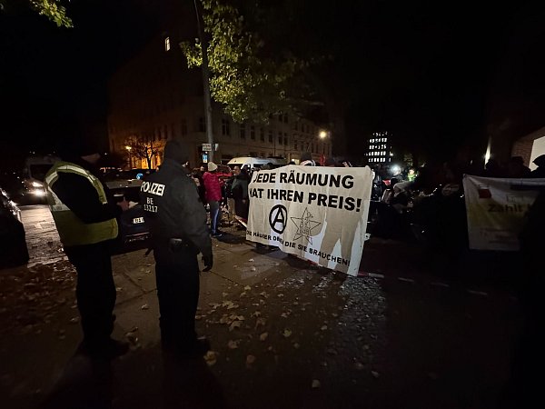 Die Polizei ist im Einsatz bei einem Protest in Berlin-Mitte gegen die Räumung von teilweise besetzten Häusern. - © Sven Kaeuler/dpa