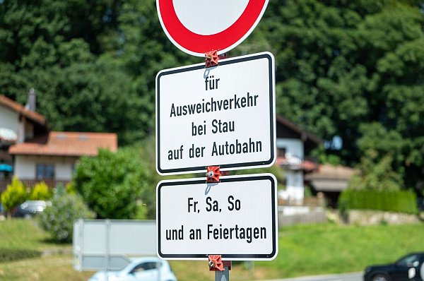 Die Sperrungen gelten von Freitag bis Sonntag und an Feiertagen. - © Leonie Asendorpf/dpa