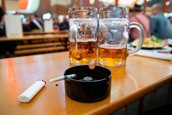 Nach Rauchen ist Übergewicht der wichtigste Risikofaktor für Krebs, noch vor Alkohol. (Archivbild) - © Sebastian Gollnow/dpa