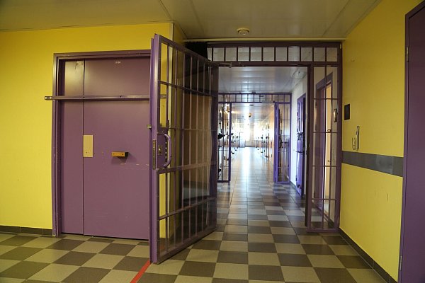 Mit seinen bunten Farben wirkt die Haftanstalt wie eine Art Hostel mit Schloss. - © Alexander Welscher/dpa