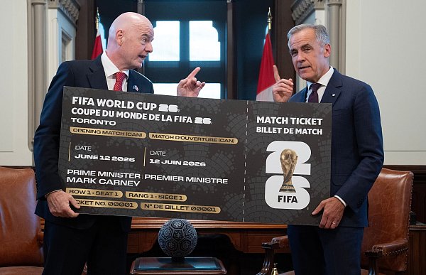 Ticket in Übergröße: Kanadas Premierminister Carney mit FIFA-Boss Infantino. - © Adrian Wyld/The Canadian Press/AP/dpa