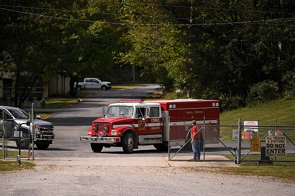 Zahlreiche Rettungskräfte und Ermittler waren an der Unglücksstelle im Einsatz. - © John Amis/FR69715 AP/AP/dpa