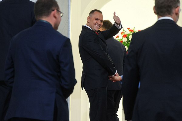 Polens neuer Präsident Karol Nawrocki hat den Amtseid abgelegt. (Foto aktuell) - © Rafal Guz/PAP/dpa