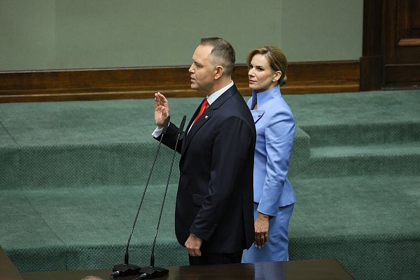 Polens neuer Präsident Karol Nawrocki, hier im Bild mit seiner Frau Marta, hat den Amtseid abgelegt. (Foto aktuell) - © Pawel Supernak/PAP/dpa