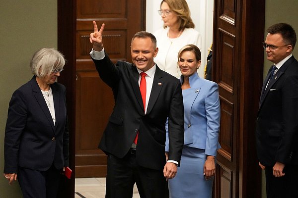 Polens neuer Präsident Karol Nawrocki, hier im Bild mit seiner Frau Marta, hat den Amtseid abgelegt. (Foto aktuell) - © Czarek Sokolowski/AP/dpa