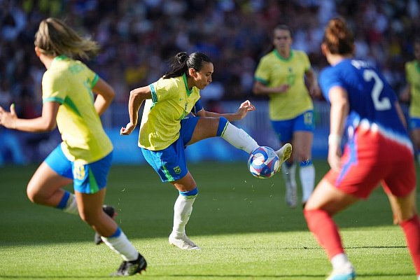 Brasiliens Marta kontrolliert den Ball - © Marcus Brandt/dpa