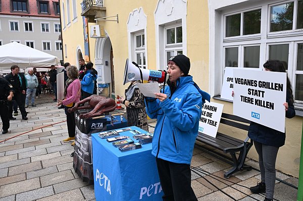 «Veganes Grillen statt Tiere killen»: Peta-Protest in Viechtach. - © Felix Hörhager/dpa