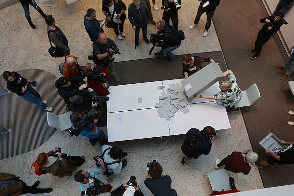 Blick auf die Auszählung in einem Wahllokal in Nordhausen. - © Matthias Bein/dpa