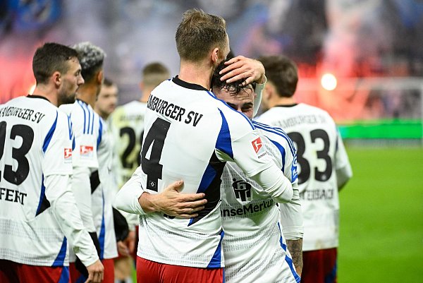 Hamburgs Sebastian Schonlau nimmt Marco Richter nach dessen Treffer zum 1:0 in den Arm. - © Gregor Fischer/dpa