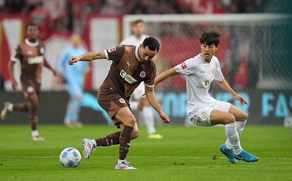 St. Paulis Manolis Saliakas (l) konnte in der ersten Halbzeit auch nichts gegen Mainz ausrichten. - © Marcus Brandt/dpa