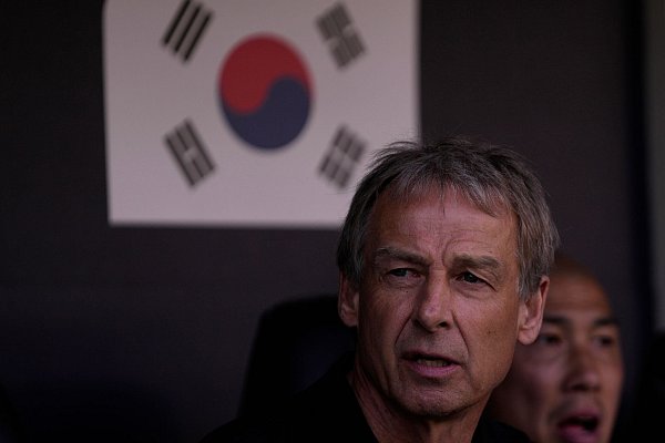 Südkoreas Cheftrainer Jürgen Klinsmann vor Anpfiff der Partie im Stadion. - © Thanassis Stavrakis/AP /dpa