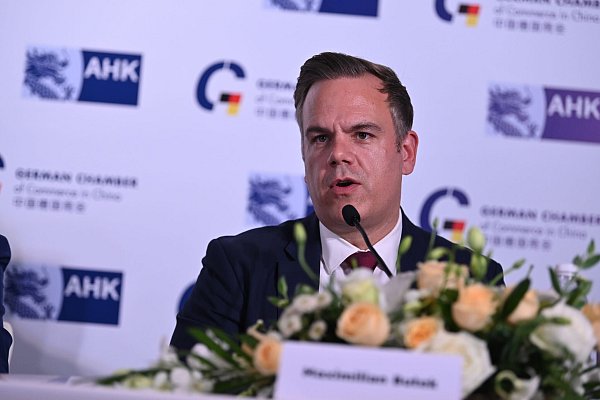 Die deutsche Auslandshandelskammer sieht in China weiter Unsicherheiten für Firmen aus Deutschland. (Archivbild) - © Johannes Neudecker/dpa