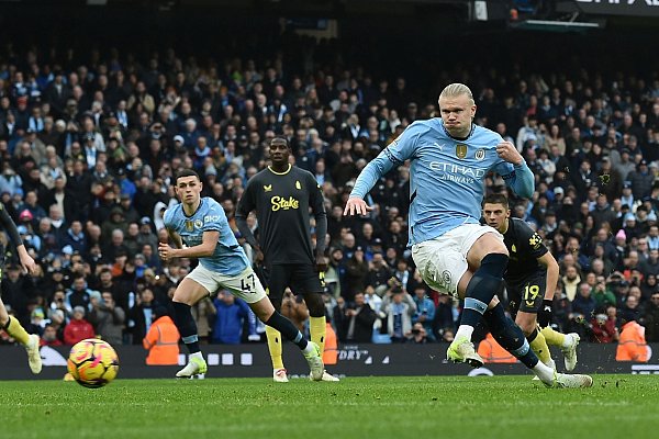 Erling Haaland verschoss gegen den FC Everton einen Elfmeter. - © Rui Vieira/AP/dpa
