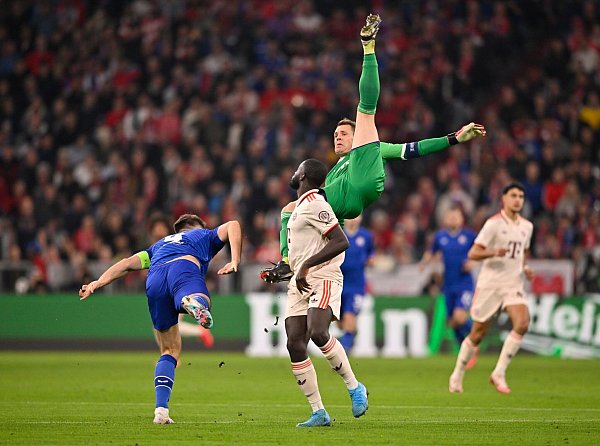 Manuel Neuer (oben) gibt nach seiner Auswechslung Entwarnung. - © Michael Weber/Eibner-Pressefoto/dpa