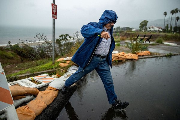 In ehemaligen Brandgebieten drohen Erdrutsche und Schlammlawinen. - © Ethan Swope/AP/dpa