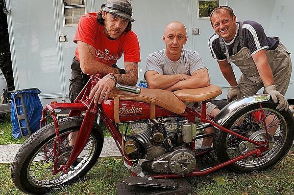 Die Steilwandfahrer Donald Ganselmeier ("Don Strauß"), Tomasz Wyszomierski und Thorsten Ottenstreuer (v. l.) mit ihrer 81 Jahre alten Indian. - © FOTO: RAIMUND VORNBÄUMEN