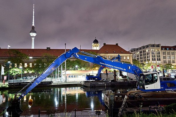 Eine Weltkriegsbombe wurde nahe der Fischerinsel in Berlin gefunden. Sie stellte sich als ungefährlich heraus. - © Michael Ukas/dpa