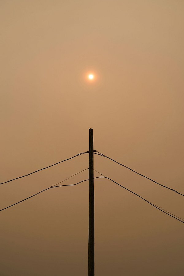 Rauch verdeckt die Sonne, während Waldbrände im Norden Manitobas wüten. - © David Lipnowski/The Canadian Press/AP/dpa