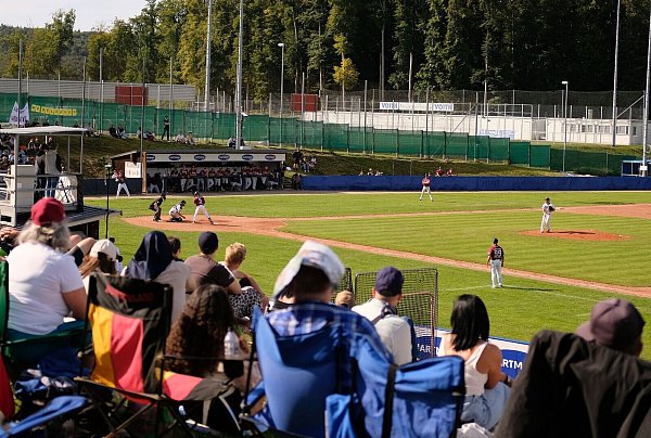 Im Heidenheimer «Ballpark» nahmen viele Fans auf Campingstühlen Platz. - © Niklas Graeber/dpa