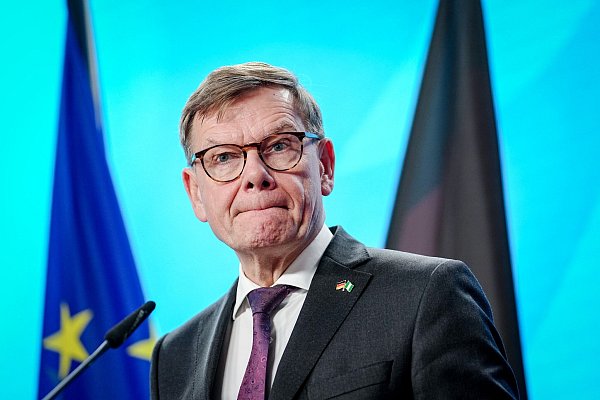 Bei einer Pressekonferenz in Berlin erklärt sich Außenminister Johann Wadephul (CDU) ausführlich zu den Irritationen über seine Asyl-Äußerungen in Syrien. - © Kay Nietfeld/dpa