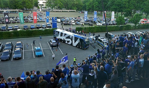 Schon bei der Ankunft am Volksparkstadion von den Fans gefeiert: die HSV-Spieler im Mannschaftsbus. - © Marcus Brandt/dpa