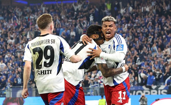 Tor zum 2:1: Hamburgs Ransford Königsdörffer (r) jubelt mit seinen Teamkollegen. - © Christian Charisius/dpa