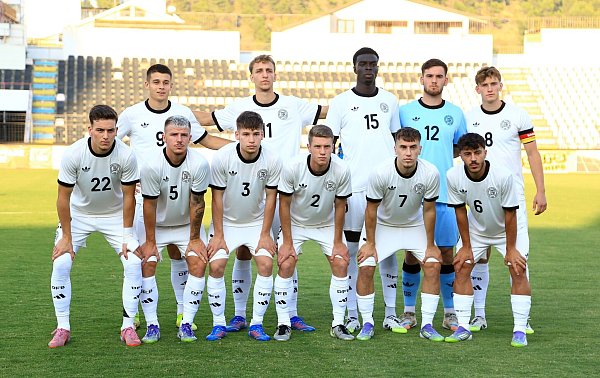 Andreas Rettig sah sich das Spiel der deutschen U21 in Albanien an. - © Nderim Kaceli/dpa