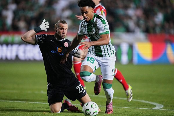 Der FSV Mainz 05 um Torwart Robin Zentner (l) lieferte sich eine umkämpfte Partie gegen Omonia Nikosia. - © Petros Karadjias/AP/dpa