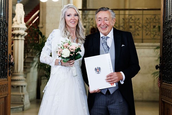 Ein glücklicher Moment im Sommer: Lugner heiratet zum sechsten Mal. - © Florian Wieser/APA/dpa