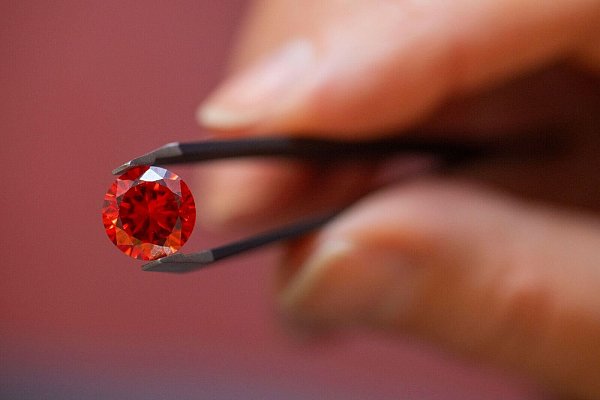 Laut Bestatterverband geht es vor allem darum, den Verstorbenen näher bei sich zu behalten. (Archivbild) - © Harald Tittel/dpa