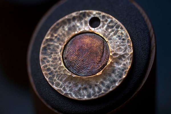 Öfter nachgefragt werden Schmuckstücke mit dem Fingerabdruck des Verstorbenen. (Archivbild) - © Harald Tittel/dpa