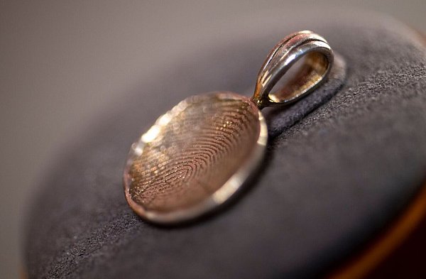 Diese Schmuckstücke sind günstiger als künstliche Diamanten. (Archivbild) - © Harald Tittel/dpa