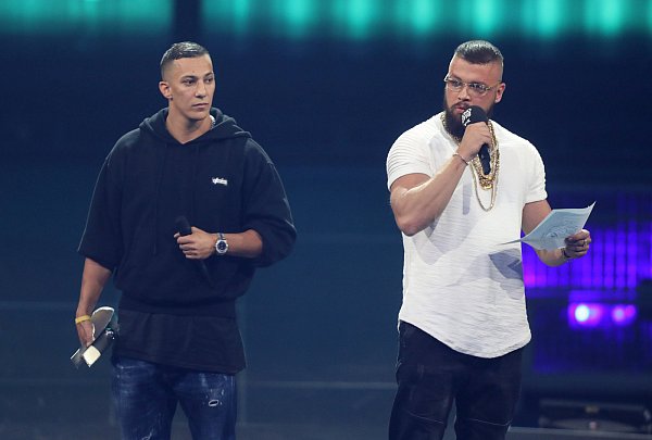 Die Rapper Farid Bang und Kollegah beim Echo 2018. - © dpa