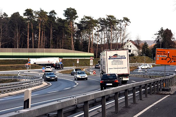 Vier Spuren direkt vor einer Kreisverkehrseinfahrt erinnern fast schon an südländische Großstadt-Kreisel. - © Uwe Pollmeier