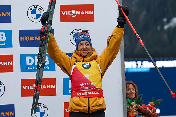 Franziska Preuß feiert auf dem Podium ihren dritten Platz. - © Alessandro Trovati/AP/dpa