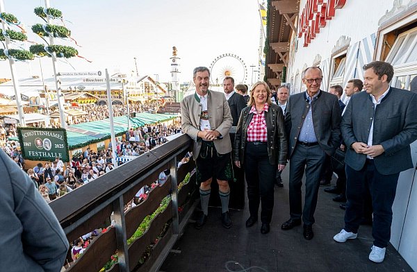 Überraschungsbesuch auf der Wiesn: Bundeskanzler Friedrich Merz (CDU) ist auf dem Oktoberfest aufgetaucht. - © Peter Kneffel/dpa