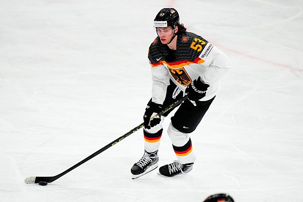 Weltklasse aus der NHL für das deutsche WM-Team: Moritz Seider aus Detroit. - © Pavel Golovkin/AP/dpa